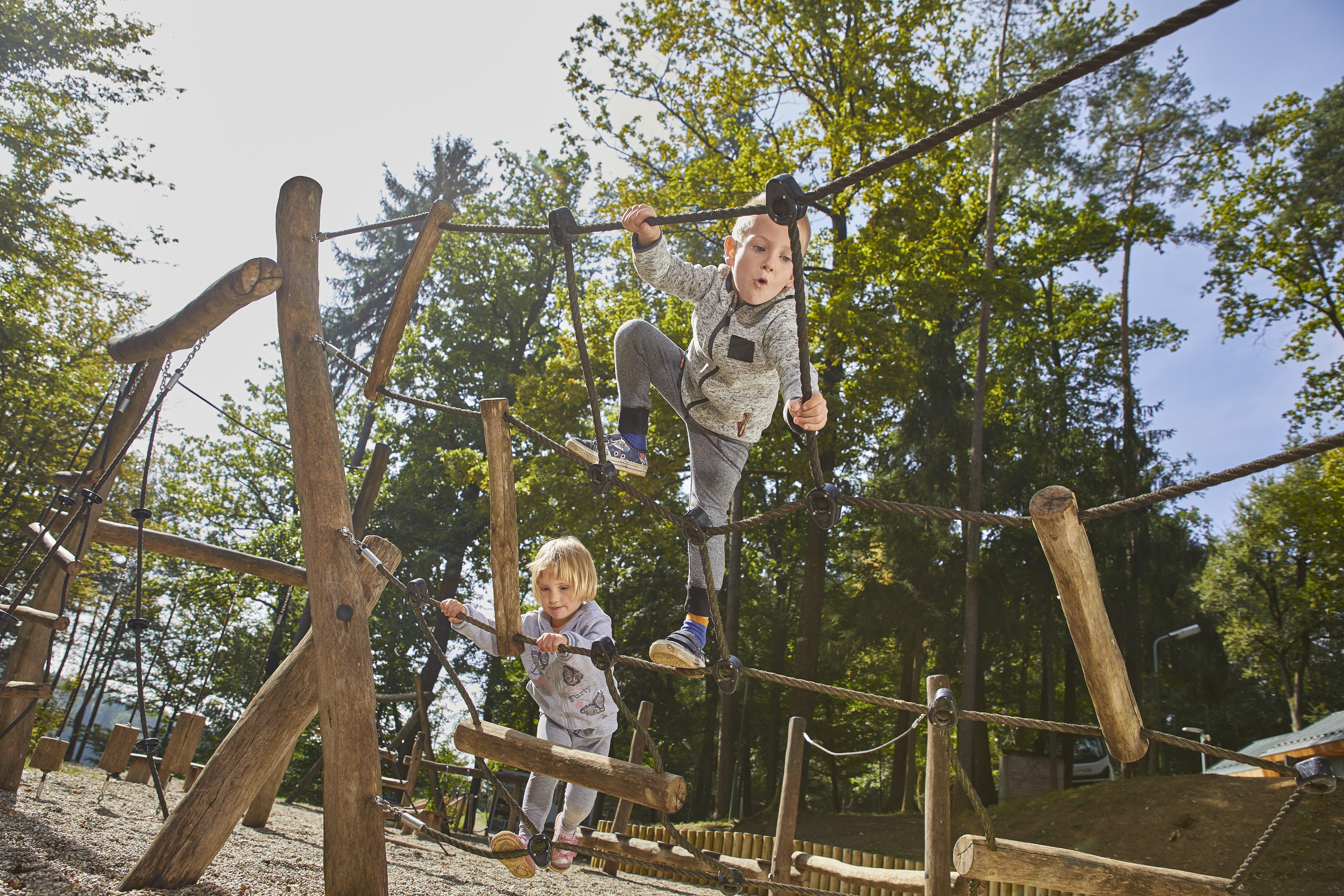 Spelende kinderen in de speeltuin