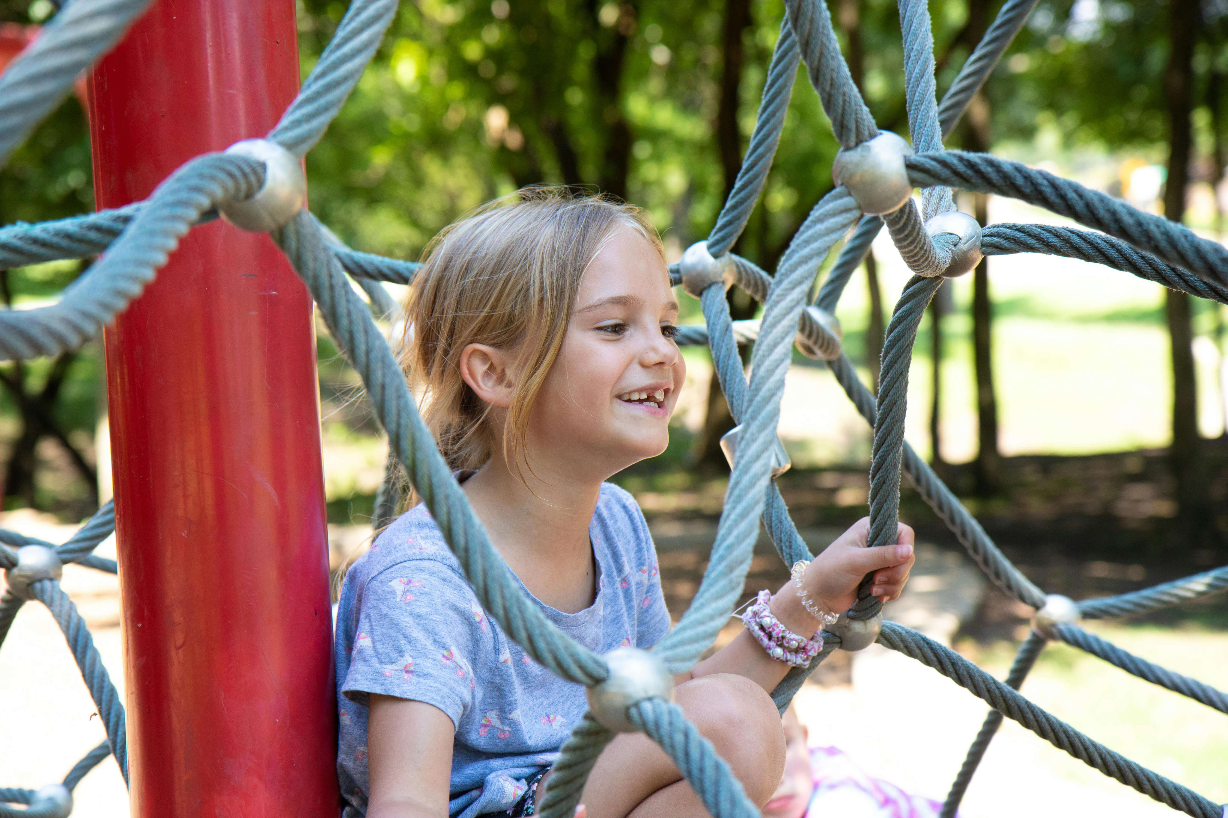 Kinderen spelen samen op het speelterrein